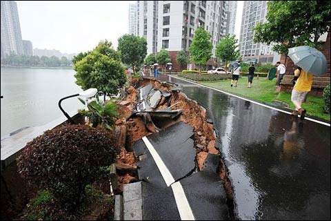 湖北暴雨导致一小区的路面坍塌，掉入南湖